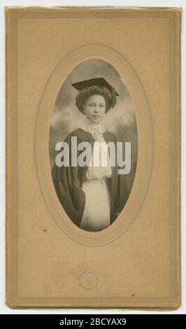 Portrait de graduation d'Octavia C long. Une photo en noir et blanc, maculée et encadrée par du carton brun, et laminée en plastique. La femme porte une casquette et une robe d'études supérieures. Son nom, Octavia C. long, est écrit au dos au crayon. Portrait de graduation d'Octavia C long Banque D'Images