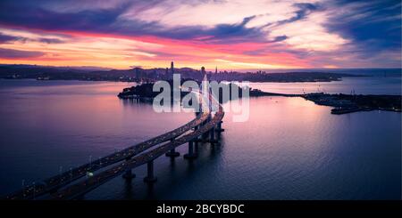 Vue aérienne sur le pont de San Francisco Oakland Bay et Treasure Island au coucher du soleil, Californie, États-Unis Banque D'Images