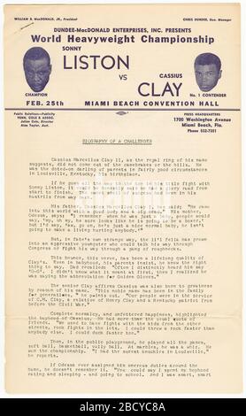 Document avec notice biographique de Cassius Clay. Cette notice biographique de trois pages dactylographiée de Cassius Clay fait partie de la trousse de presse pour le combat de championnat mondial de poids lourd Liston contre Clay de 1964, mise en place par Dundee-MacDonald Enterprises, Inc. En haut, le grand texte se lit, [LISTON contre document avec notice biographique de Cassius Clay Banque D'Images