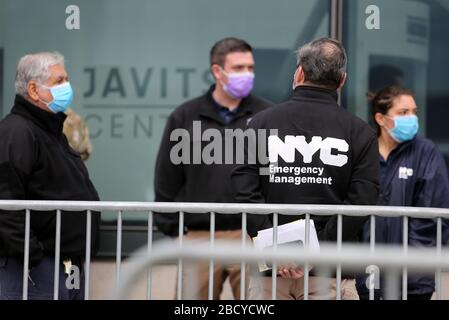 Le maire de New York a accueilli le personnel médical militaire arrivant à New York Banque D'Images