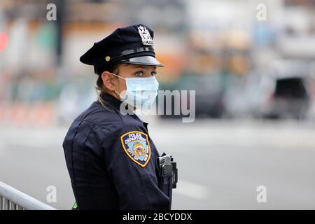 Le maire de New York a accueilli le personnel médical militaire arrivant à New York Banque D'Images