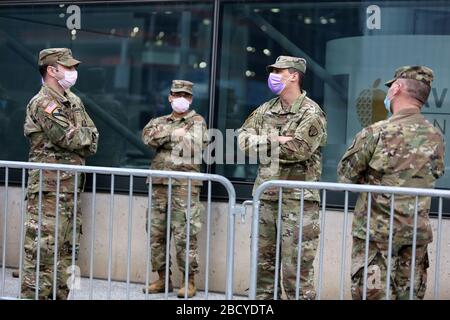 Le maire de New York a accueilli le personnel médical militaire arrivant à New York Banque D'Images