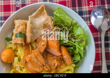 Gros plan photo du bol à soupe de nouilles de riz vietnamiennes - mi Quang Banque D'Images