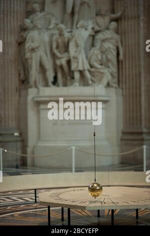 Pendule de Foucault, expérience de démonstration de la rotation de la Terre, Panthéon, Paris, France Banque D'Images