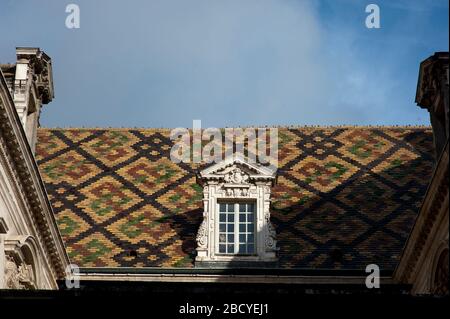 Carrelage coloré au design géométrique sur le toit de la vieille maison, Dijon, France Banque D'Images