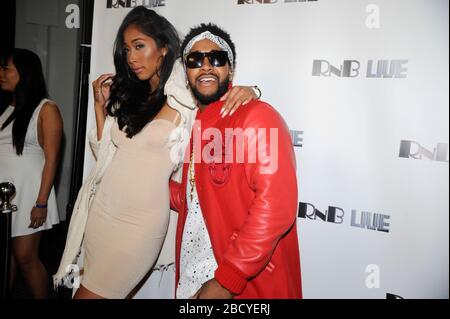 Le 15 avril 2015, le chanteur Omarion (r) et Apryl Jones ont fait un tour promotionnel « Love and Hip Hop Hollywood 2 » à Studio City, en Californie. Banque D'Images