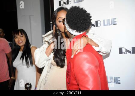 Le 15 avril 2015, le chanteur Omarion (r) et Apryl Jones ont fait un tour promotionnel « Love and Hip Hop Hollywood 2 » à Studio City, en Californie. Banque D'Images