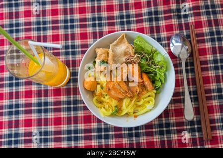 Cuisine vietnamienne célèbre - mi soupe de nouilles de riz Quang et légumes Banque D'Images