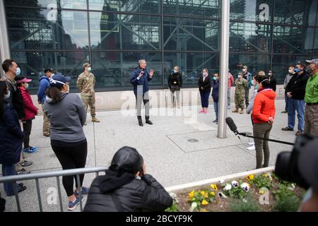 Le maire de New York a accueilli le personnel médical militaire arrivant à New York Banque D'Images