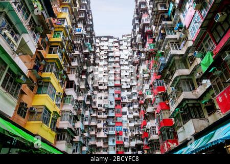 Logement densément peuplé dans l'ancien quartier résidentiel de Quarry Bay, Hong Kong. Surnommé 'Monster Building', les appartements interconnectés ont b Banque D'Images