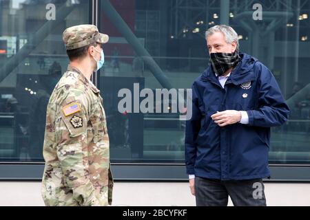 Le maire de New York a accueilli le personnel médical militaire arrivant à New York Banque D'Images