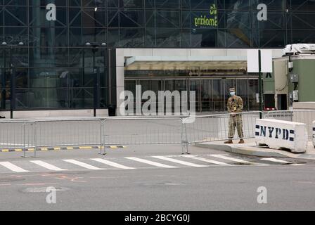 Le maire de New York a accueilli le personnel médical militaire arrivant à New York Banque D'Images