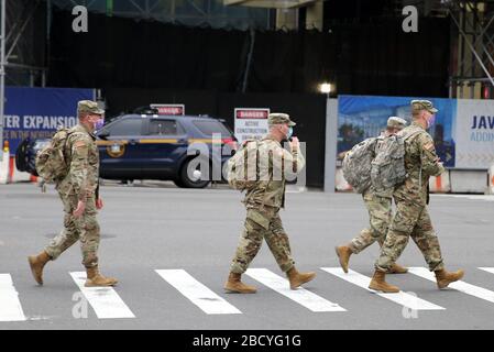 Le maire de New York a accueilli le personnel médical militaire arrivant à New York Banque D'Images