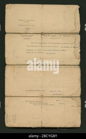 Ordre de mention élogieuse du Commandant des armées françaises de l'est. En raison de la tension raciale au sein de l'armée américaine, le 369ème Régiment d'infanterie a été affecté à l'armée française pendant toute la durée de la participation américaine à la première Guerre mondiale. Ordre de mention élogieuse du Commandant des armées françaises de l'est Banque D'Images