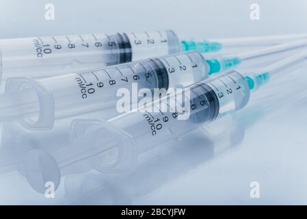 Médecine, injection, vaccin et seringue jetable isolée, concept de médicament. Flacon stérile médical. Macro gros plan sur fond gris. Banque D'Images