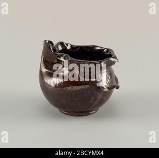 Vase. Recherche en ProgressVase avec bec. Corps en argile de couleur rouge-buff, jeté. Corps globulaire avec bec vertical replié, ligne incisée démarque l'épaule, bord plat en forme de ruffé tourné vers le bas avec bords dentelés ; pied plat bas. Vase Banque D'Images