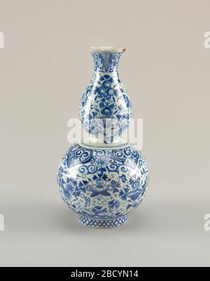 Vase. Recherche dans le corps en forme de ProgressDouble-gourd, bouche évasée; bleu sous-glacé sur blanc avec contours bleus (trek), conception générale de motif floral stylisé, bordure en laine d'agneau en haut de la partie inférieure du corps, bord supérieur de la bordure des feuilles, éclosion croisée sur pied circulaire court. Vase Banque D'Images