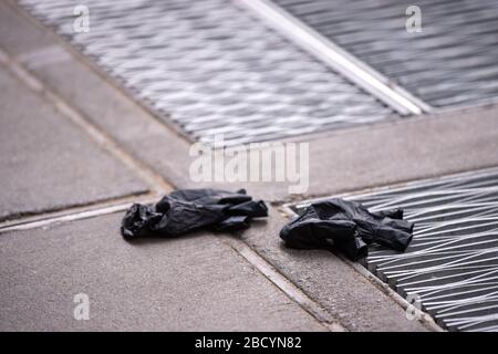 NEW YORK, NEW YORK - AVRIL 05: Un gant de protection est vu dégaré sur le trottoir au milieu de la pandémie de coronavirus le 5 avril 2020 à New York. Banque D'Images