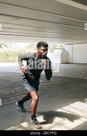Faites de l'entraînement sportif afro-américain et faites du jogging à l'extérieur Banque D'Images