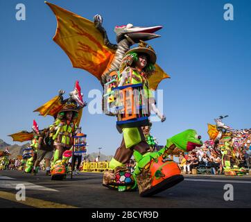 Danseuses magnifiquement habillées, présentant leurs costumes lors de la Grande parade du Carnaval Banque D'Images