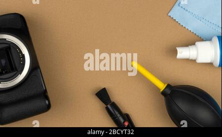 kit de nettoyage de l'équipement photographique et de l'optique. Entretien de l'appareil photo et de l'objectif. Accessoires pour photographes Banque D'Images