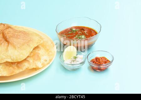 Plat indien épicé Chick Peas curry aussi connu sous le nom de Chole Bhatura et Chana Masala, déjeuner traditionnel du nord de l'inde servi avec des puri frits ou des pains plats Banque D'Images