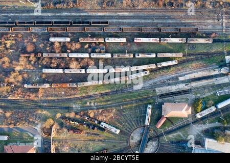 Vue aérienne de divers trains de transport ferroviaire avec marchandises sur la gare, vue de dessus. Banque D'Images