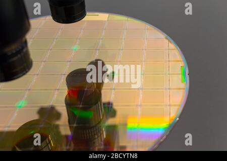 Gros plan de la galette de silicium avec des micropuces sur le procédé de la machine en examinant au microscope et en vérifiant la qualité . Mise au point sélective. Banque D'Images