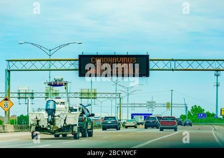 Un panneau électronique sur l'Interstate 10 West encourage les automobilistes à rester à la maison pendant la pandémie COVID-19, le 4 avril 2020, à Mobile, Alabama. Banque D'Images