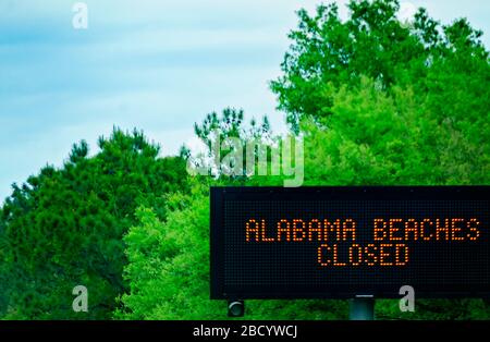 Un panneau électronique sur l'Interstate 10 West informe les automobilistes que les plages de l'Alabama sont fermées pendant la pandémie COVID-19, le 4 avril 2020, à Mobile, Alabama. Banque D'Images