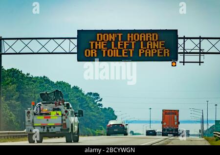 Un panneau électronique sur l'I-10 West encourage les automobilistes à ne pas « hochez la voie gauche ou le papier toilette » pendant la pandémie de COVID-19 à Mobile, Alabama. Banque D'Images