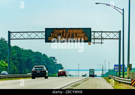 Un panneau électronique sur l'I-10 West encourage les automobilistes à ne pas « hochez la voie gauche ou le papier toilette » pendant la pandémie de COVID-19 à Mobile, Alabama. Banque D'Images