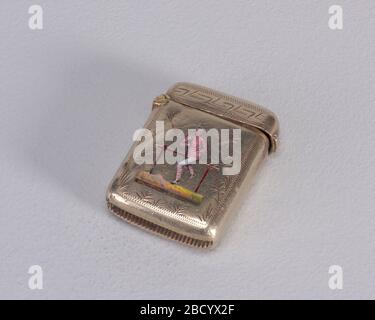 Joueur de rugby. Recherche en ProgressRectangle, avec bords arrondis et coins, avec décoration en émail polychrome du joueur de rugby, entouré d'ornement de feuillage gravé. Il porte un pantalon de jeu blanc et rouge rayé à manches longues, blanc, longueur genou, chaussettes de genou rouge et blanc. Joueur de rugby Banque D'Images