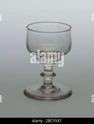 boulet. Recherche dans ProgressShort, bol à côté droit levé à partir de la base circulaire de la knop. Tige courte avec lame en forme de knop et pied circulaire large. Pas de gravure. Goblet Banque D'Images