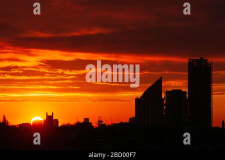 Londres, Royaume-Uni. 06 avril 2020. Lever du soleil levant sur Londres en regardant vers l'est vers le parc olympique Queen Elizabeth II Stratford. Crédit: Thamesfleet/Alay Live News Banque D'Images