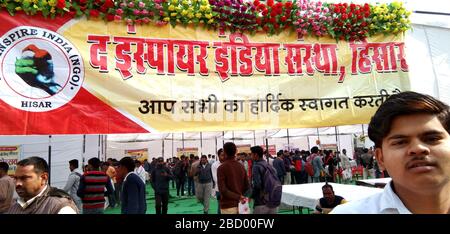 Décembre 2019, Hisar, Haryana, Inde : Camp de don de sang organisé par "l'ONG de l'inspire Inde" dans un village extérieur, heureux donneurs de sang sur les lits. Banque D'Images