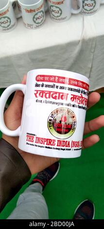 Décembre 2019, Hisar, Haryana, Inde : Camp de don de sang organisé par "l'ONG de l'inspire Inde" dans un village extérieur, heureux donneurs de sang sur les lits. Banque D'Images