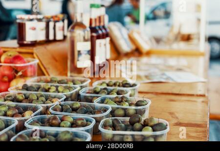 Olives biologiques sur une table en bois sur un marché agricole authentique Banque D'Images