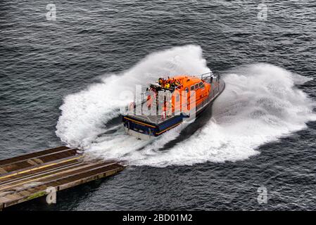 Le gouvernement a été clair qu'au cours de cette pandémie du coronavirus, nous avons besoin de #StayHomeSaveLives. Malgré cela, Cornwall Lizard Lifeboat lance searc Banque D'Images