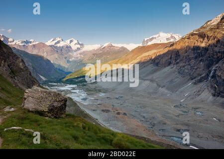 Paysage alpin dans la vallée glaciaire de Zmutt (glacier de Zmutt / Zmuttgletscher) près du côté ouest de la montagne de Matterhorn (Cervino). Zermatt, Alpes suisses. Banque D'Images