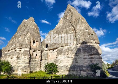 Ancien monastère dans la montagne au coucher du soleil dans la ville de Göreme, Cappadoce, Turquie Banque D'Images