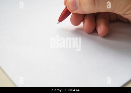 vide, modèle pour la mise en plan ou l'esquisse. Main avec crayon sur la feuille blanche de l'album prêt à dessiner. Concept de l'éducation et de l'apprentissage à l'école ou à l'université Banque D'Images