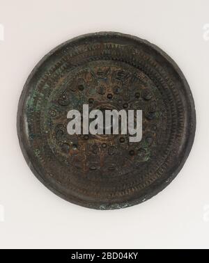 ; Chine; 206 B.C.E.-220 C.E.; Bronze; Diam x D: 24,2 x 1,4 cm (9 1/2 x 9/16 po); Don du miroir de freer Charles Lang Banque D'Images