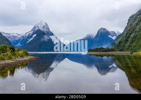 Milford Sound Mitre Peak, parc national de Fiordland, île du Sud, Nouvelle-Zélande Banque D'Images