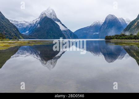 Milford Sound Mitre Peak, parc national de Fiordland, île du Sud, Nouvelle-Zélande Banque D'Images