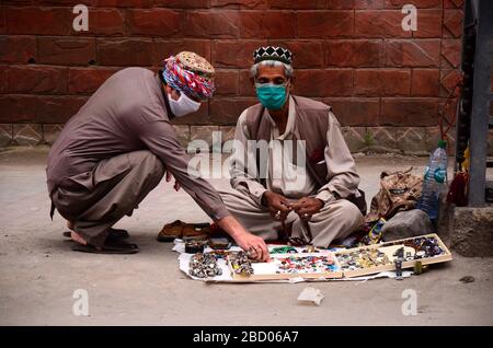 5 avril 2020 : Peshawar, Pakistan. 05 avril 2020. Certaines personnes, qui ont actuellement du mal à vivre en raison du verrouillage de Coronavirus, tentent de vendre leurs biens ou leur travail, ou de chercher de l'aide, dans les rues vides de Peshawar. De nombreuses personnes ont été affectées par le verrouillage dans le district, avec de nombreux travailleurs, travailleurs et ageurs quotidiens incapables de vivre et de nourrir leurs familles en raison des restrictions de Coronavirus crédit: Hasnain Ali/IMAGESLIVE/ZUMA Wire/Alay Live News Banque D'Images