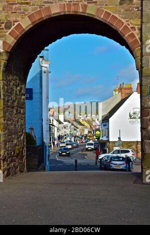 L'arche de l'ancienne tour sur le pont Monnow à Monmouth, avec une vue lointaine sur la rue Monnow derrière. Banque D'Images