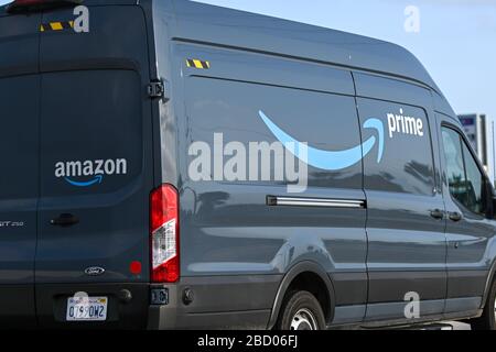 Un Amazon Prime, Ford Transit 250, camionnette de livraison vers le sud sur l'Interstate 15, samedi 4 avril 2020, en Ontario, en Californie, aux États-Unis. (Photo par IOS/Espa-Images) Banque D'Images