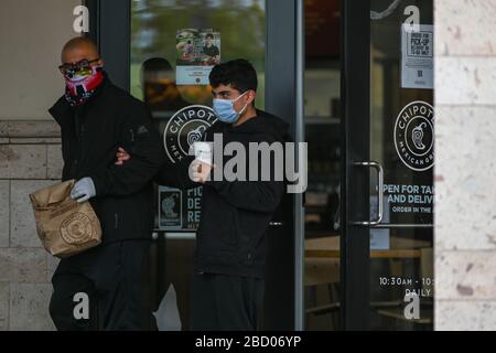 Un homme quitte un restaurant Chipotle tout en portant un masque et des gants près du centre commercial Ontario Mills, le samedi 4 avril 2020, en Ontario, en Californie, aux États-Unis. (Photo par IOS/Espa-Images) Banque D'Images