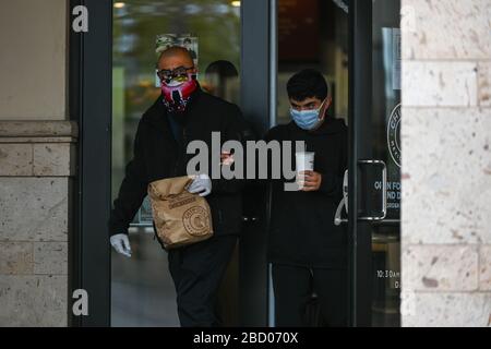 Un homme quitte un restaurant Chipotle tout en portant un masque et des gants près du centre commercial Ontario Mills, le samedi 4 avril 2020, en Ontario, en Californie, aux États-Unis. (Photo par IOS/Espa-Images) Banque D'Images